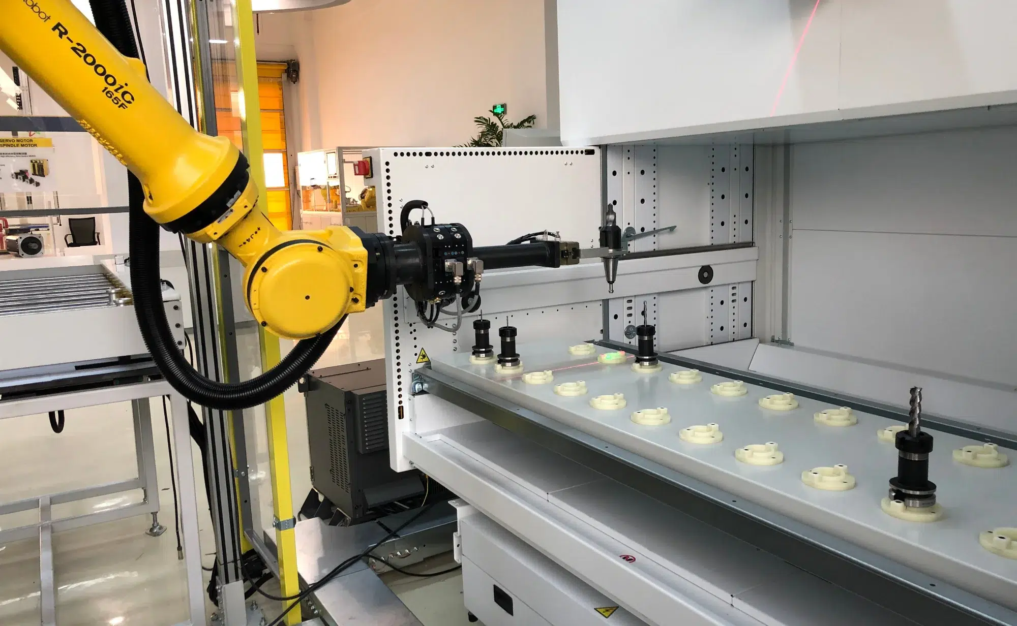 Modul Lift Vertikal dan Otomatisasi Terintegrasi